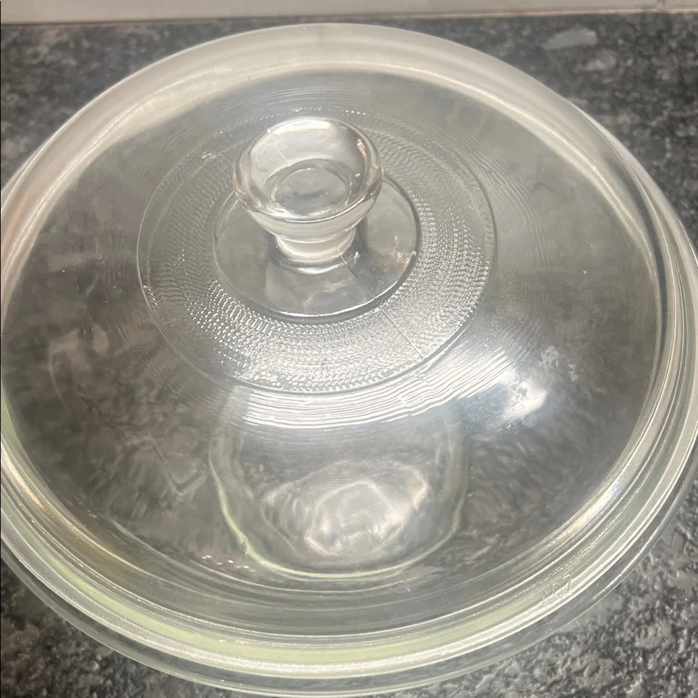 Pyrex 1.5 qt Clear Glass Lidded Bowl. Very good condition. Oven to table.